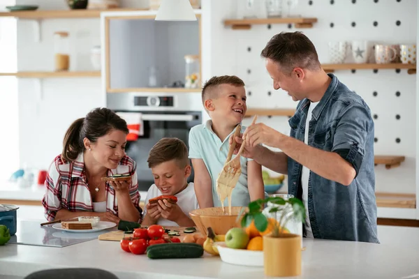 Familie Hat Spaß Der Küche — Stockfoto