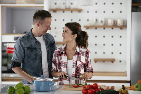 Pareja Joven Haciendo Desayuno Casa Pareja Amorosa Comiendo Sándwich Cocina —  Fotos de Stock