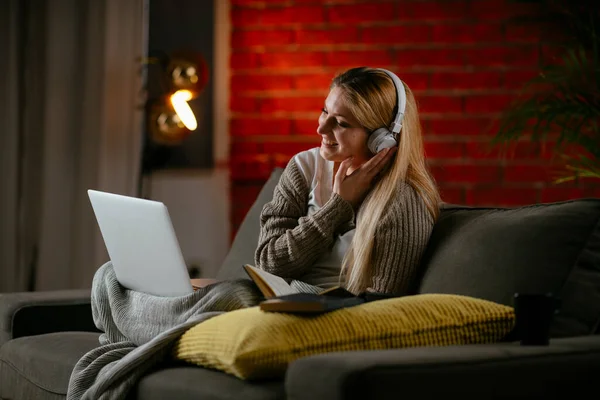 Bella Giovane Donna Che Ascolta Musica Casa — Foto Stock