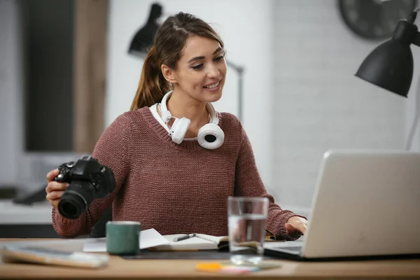 快乐的年轻女性高管在创意办公室看着相机 在家庭办公室用计算机编辑照片的自由摄影师 — 图库照片