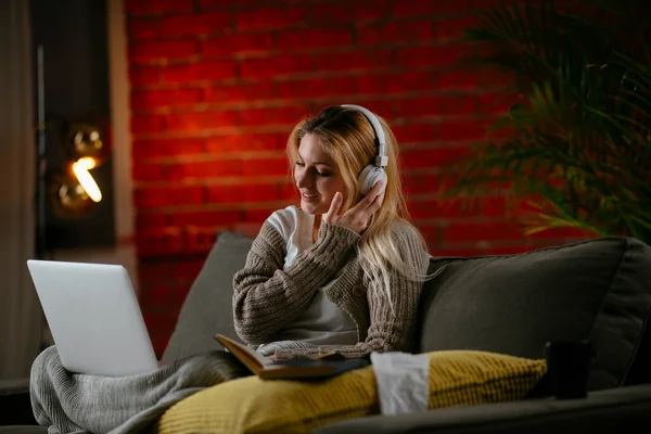 Beautiful Young Woman Listening Music Home — Stock Photo, Image