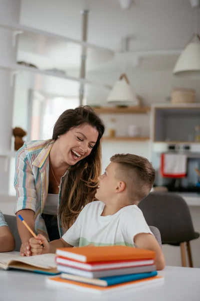 Bela Jovem Mãe Ajudando Seu Filho Com Lição Casa — Fotografia de Stock