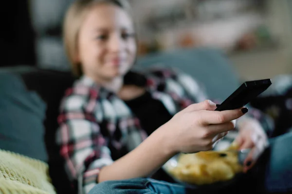 Little Girl Eating Snacks Watching Pretty Girl Living Room — Stock Photo, Image