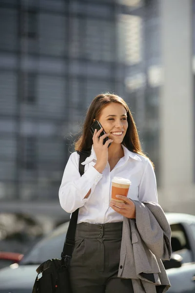 Ofis Binasının Yanında Yürürken Elinde Cep Telefonuyla Işe Giden Güzel — Stok fotoğraf