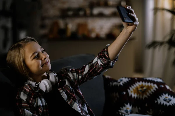 Menina Bonita Fazendo Selfie Com Smartphone Casa — Fotografia de Stock