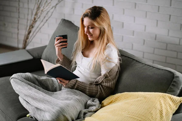 Young Beautiful Girl Reading Book Couch Home Woman Reading Book — Stock Photo, Image