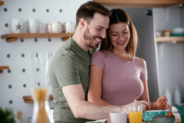 Pareja Joven Haciendo Desayuno Casa Pareja Amorosa Cocinando Juntos Cocina —  Fotos de Stock