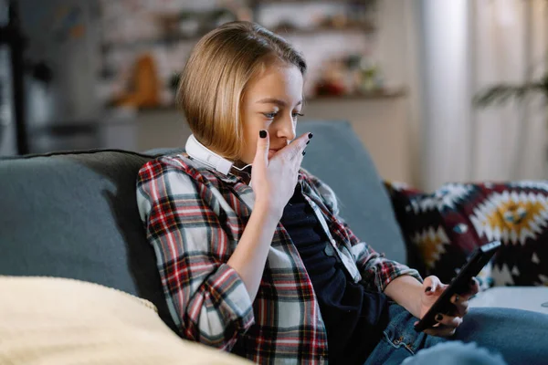 Foto Ravvicinata Una Bambina Positiva Con Cuffie Usando Smartphone Casa — Foto Stock