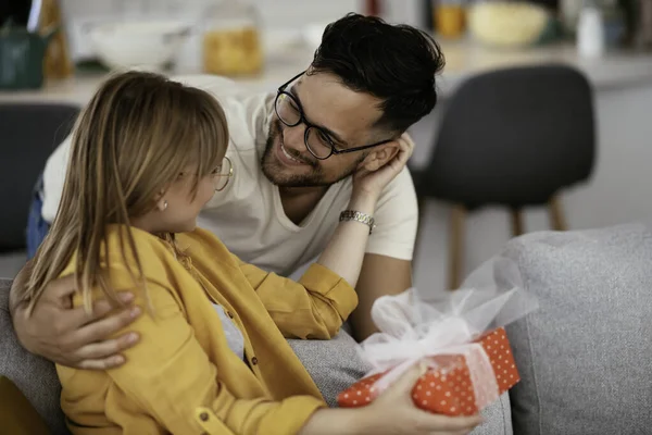 Novio Sorprendiendo Novia Con Regalo Joven Dando Caja Regalo Esposa —  Fotos de Stock