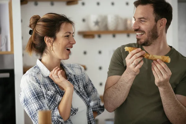 Pareja Joven Haciendo Panqueques Casa Pareja Amorosa Divirtiéndose Mientras Cocina —  Fotos de Stock