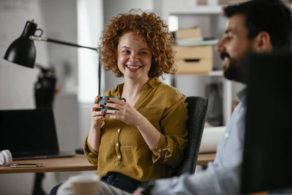 Zakenmensen Kantoor Zakenvrouw Zakenman Bespreken Werk Tijdens Het Drinken Van — Stockfoto