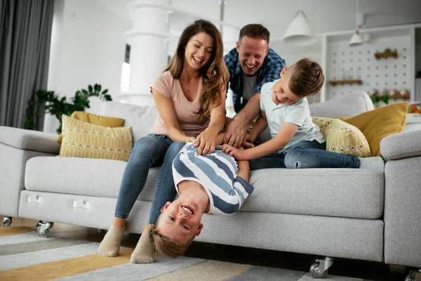 Famiglia Felice Trascorrere Del Tempo Insieme Casa Sul Divano — Foto Stock