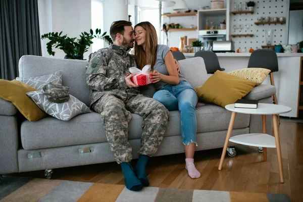 Soldado Surpreendendo Sua Esposa Com Presente Jovem Dando Caixa Presente — Fotografia de Stock