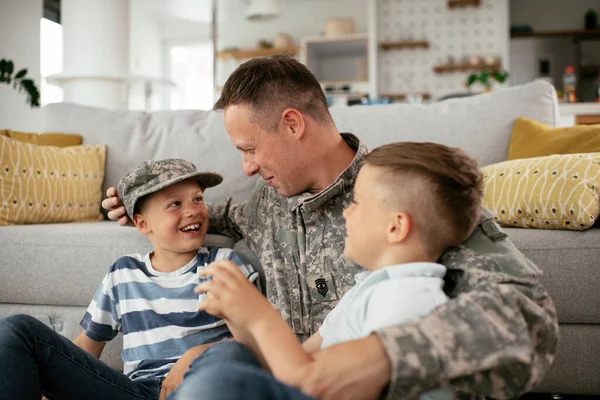 Feliz Soldado Sentado Suelo Con Familia Soldado Disfrutando Casa Con —  Fotos de Stock