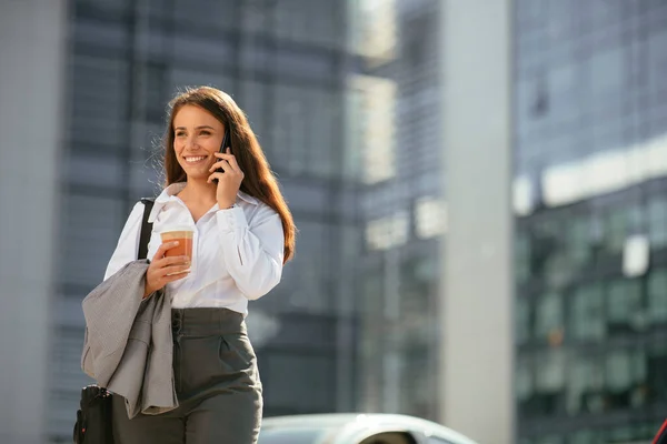 Mulher Negócios Jovem Bonita Usando Telefone Coffee Break Enquanto Caminha — Fotografia de Stock