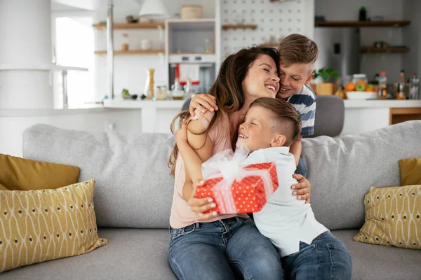 İki küçük oğul annelerine bir hediye veriyorlar. Annem oğullarından hediye aldığına şaşırdı.