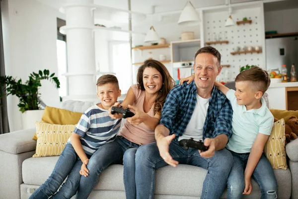 Feliz Casal Amoroso Estão Jogando Jogos Vídeo Com Crianças Casa — Fotografia de Stock