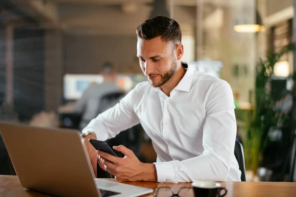 Joven Hombre Negocios Guapo Usando Teléfono Oficina —  Fotos de Stock