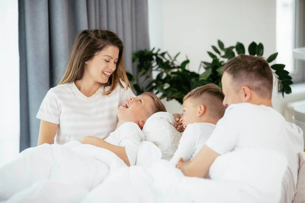 Belos Pais Com Crianças Aproveitando Tempo Casa — Fotografia de Stock