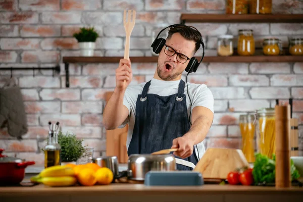 Uomo Felice Con Gli Auricolari Che Ascolta Musica Danza Mentre — Foto Stock