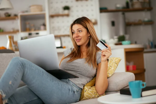 Young Woman Using Her Credit Card Laptop Home Beautiful Woman — Stock Photo, Image