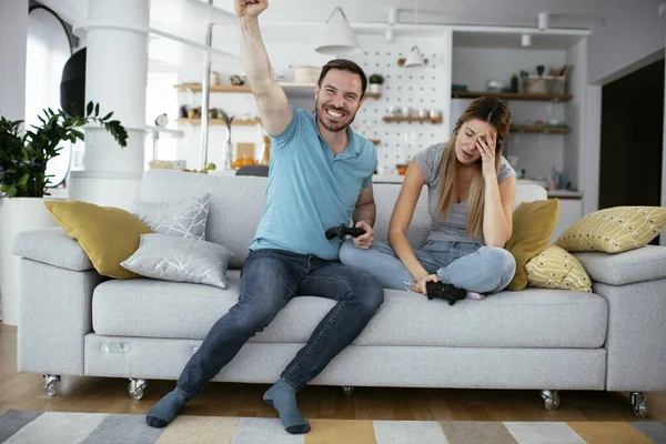 Marido Mulher Jogando Videogame Com Joysticks Sala Estar Casal Amoroso — Fotografia de Stock