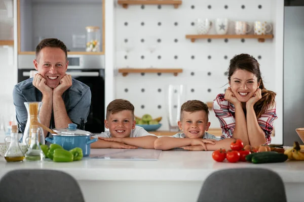 Mãe Pai Fazendo Café Manhã Com Filhos Família Jovem Preparando — Fotografia de Stock