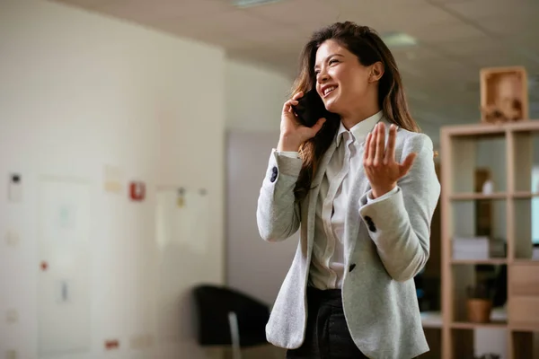 Vacker Affärskvinna Som Pratar Telefon Kontoret Ung Affärskvinna Som Arbetar — Stockfoto