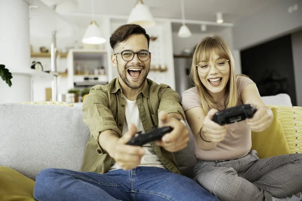 Koppel Spelen Videospelletjes Thuis — Stockfoto