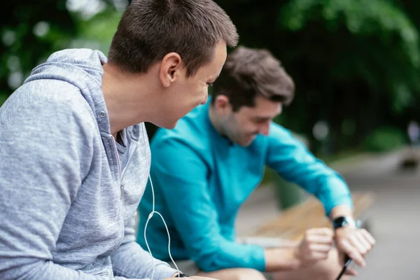 Ajuste Los Jóvenes Que Descansan Correr Dos Amigos Entrenando Aire — Foto de Stock