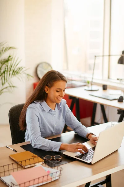 Smiling Wanita Pengusaha Muda Bekerja Pada Laptop Kantor — Stok Foto