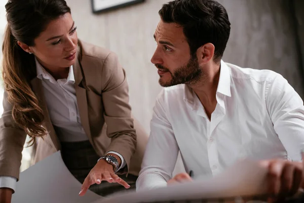 Colegas Cargo Empresaria Hombre Negocios Discutiendo Trabajo Oficina Dos Amigos — Foto de Stock