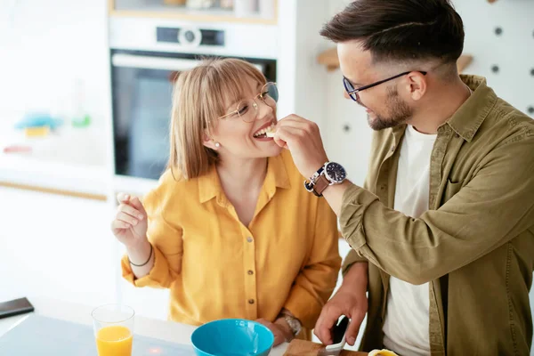 Jong Stel Dat Thuis Heerlijk Eten Maakt Liefdevol Koppel Genieten — Stockfoto