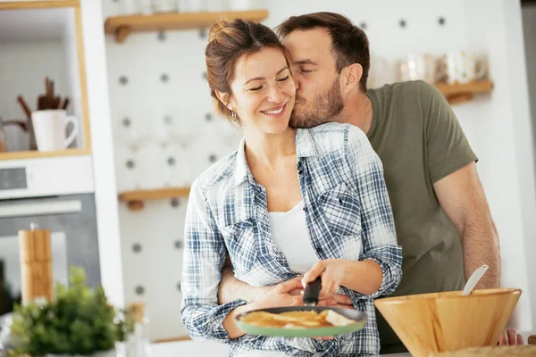 Pareja Joven Haciendo Panqueques Casa Pareja Amorosa Divirtiéndose Mientras Cocina —  Fotos de Stock