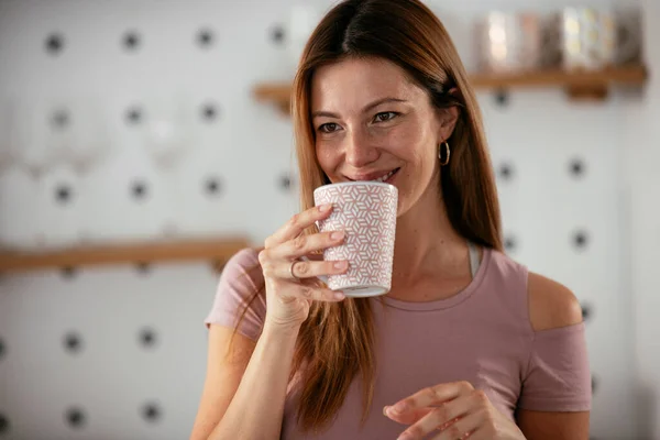 Giovane Donna Felice Che Beve Caffè Cucina Mattino Bella Donna — Foto Stock