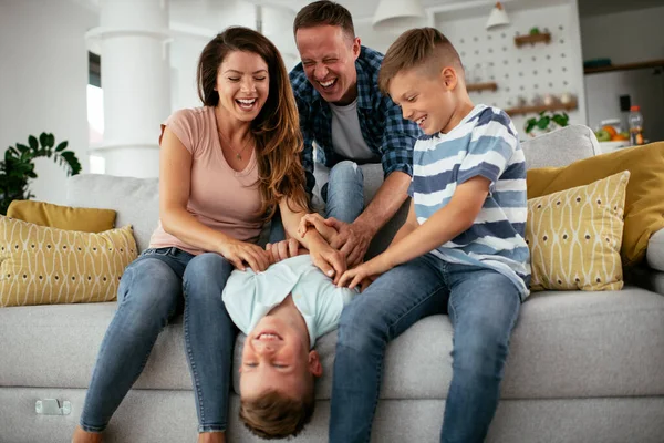Família Jovem Desfrutando Casa Pais Felizes Com Filhos Divertindo — Fotografia de Stock