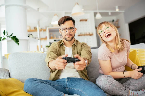 Pareja Jugando Videojuegos Casa — Foto de Stock