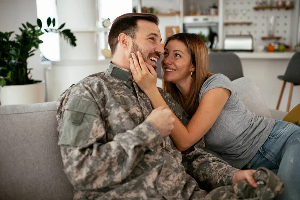 Soldado Feliz Surpreender Sua Esposa Casa Jovem Soldado Abraçando Esposa — Fotografia de Stock