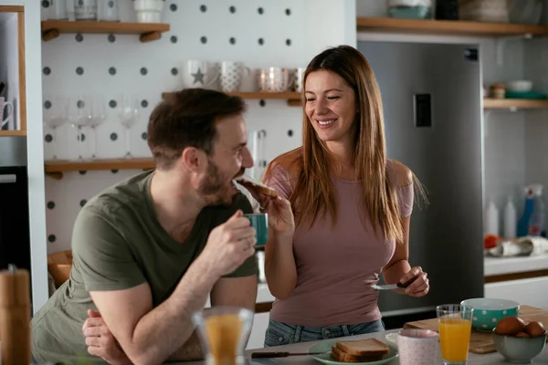 Casal Feliz Tomando Café Manhã Cozinha — Fotografia de Stock