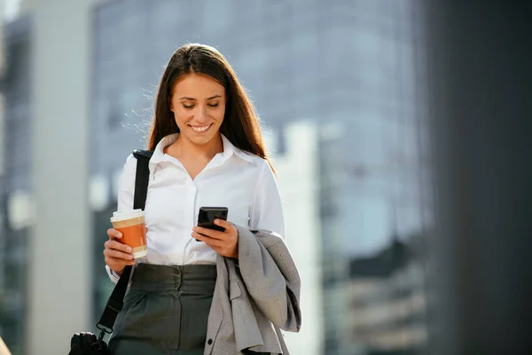 Mulher Negócios Jovem Bonita Usando Telefone Coffee Break Enquanto Caminha — Fotografia de Stock