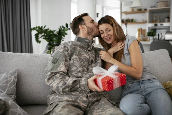 Soldado Surpreendendo Sua Esposa Com Presente Jovem Dando Caixa Presente — Fotografia de Stock