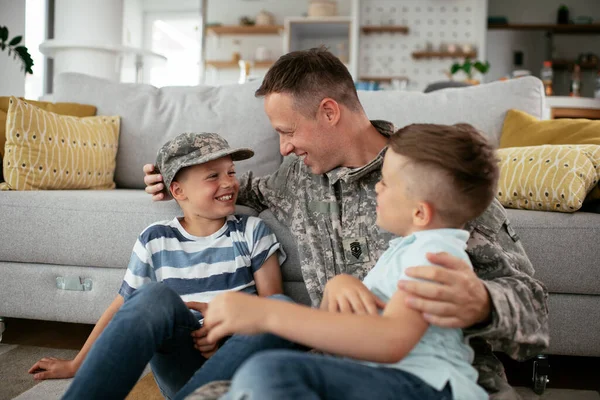 Soldado Feliz Sentado Chão Com Sua Família Soldado Desfrutando Casa — Fotografia de Stock