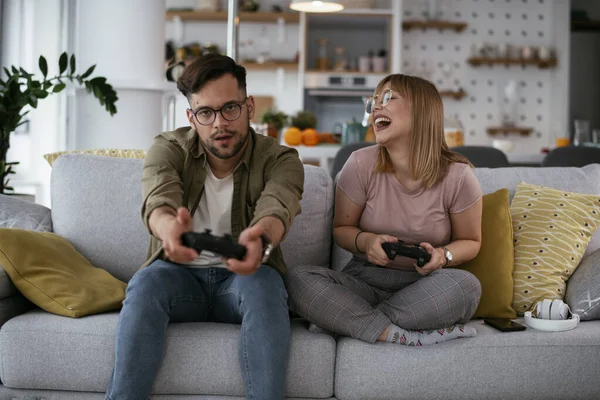 Hermosa Pareja Joven Jugando Videojuegos Casa — Foto de Stock