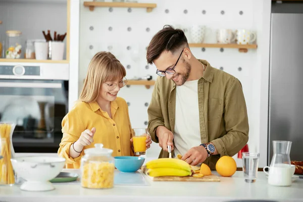 Pasangan Muda Membuat Sarapan Rumah Mencintai Pasangan Bersenang Senang Dapur — Stok Foto