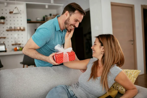 Marido Surpreendendo Sua Esposa Com Presente Jovem Dando Caixa Presente — Fotografia de Stock