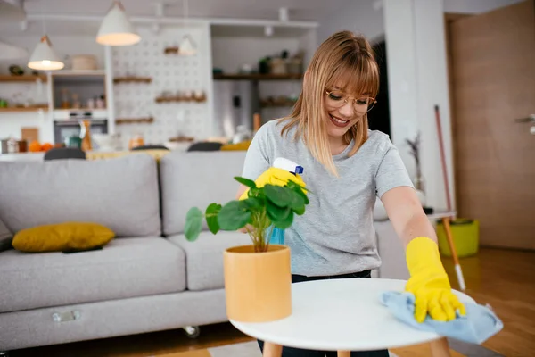 Jonge Aantrekkelijke Vrouw Die Schoonmaakt Jonge Mooie Vrouw Thuis — Stockfoto