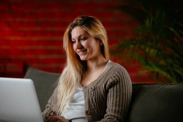 Vakker Ung Kvinne Som Studerer Jobber Med Laptop Hjemme – stockfoto
