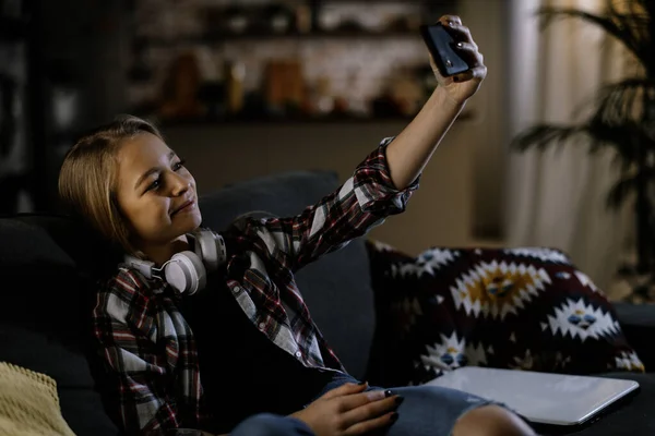 Menina Bonita Fazendo Selfie Com Smartphone Casa — Fotografia de Stock