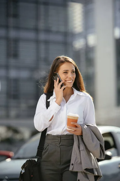 Genç Güzel Kadını Sokakta Yürürken Kahve Molasında Telefon Kullanıyor — Stok fotoğraf
