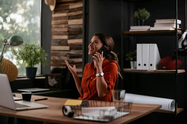 Hermosa Mujer Negocios Trabajando Proyectos Joven Empresaria Hablando Por Teléfono Fotos De Stock